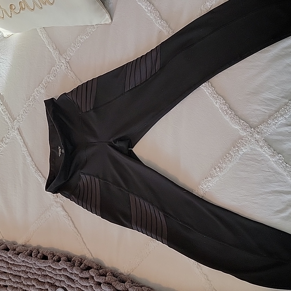 Old Navy Active High Rise Moto Style Leggings. Black Medium